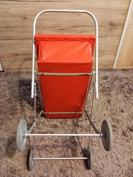 Starý kočík pre bábiky, 