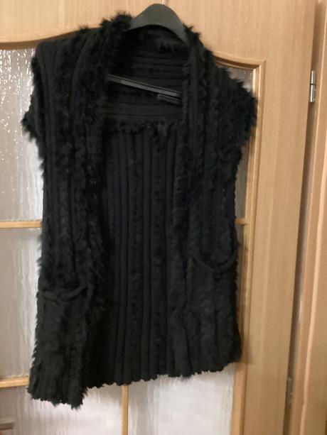 Pletená vesta s kúskami kozusinky, m