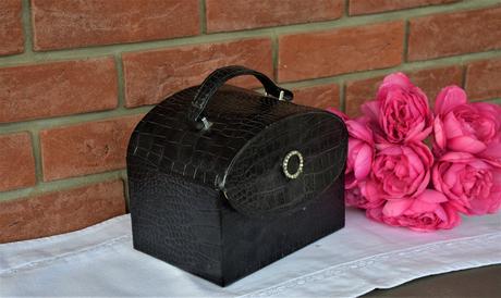 Čierny kozmetický kufrík,