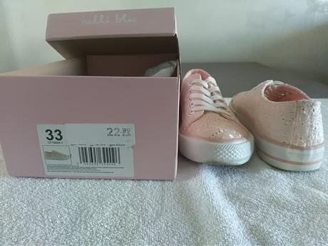 Dievcenske topanky, 33