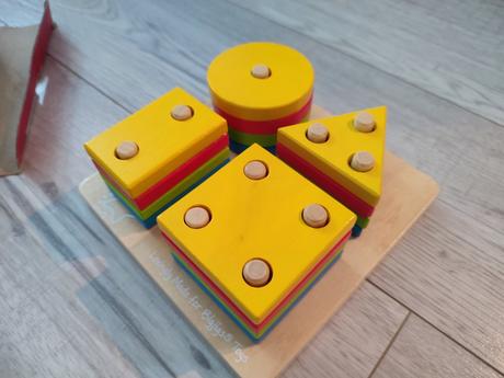 Bigjigs toys nasadzovanie farebných tvarov,