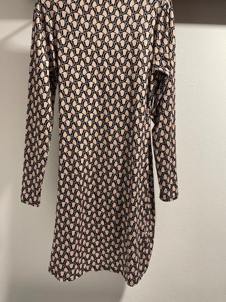 Šaty s výstrihom, m