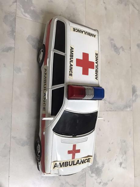 Staré velké auto ambulancia,