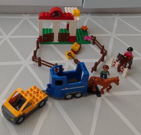 Lego duplo 5648 konské stajne, 