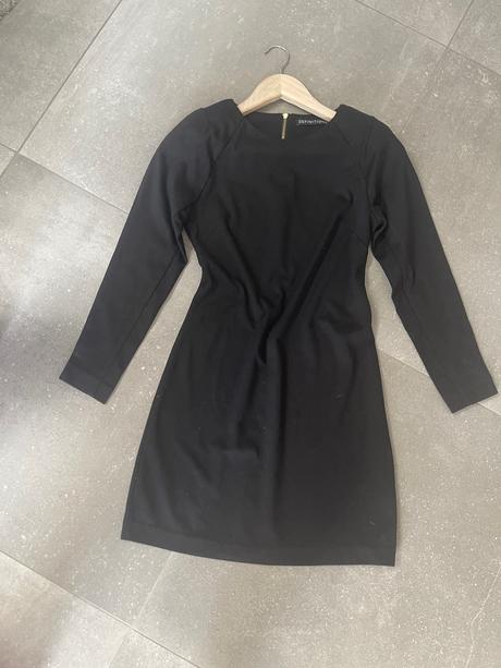 Jednoduché hrubé šaty, s