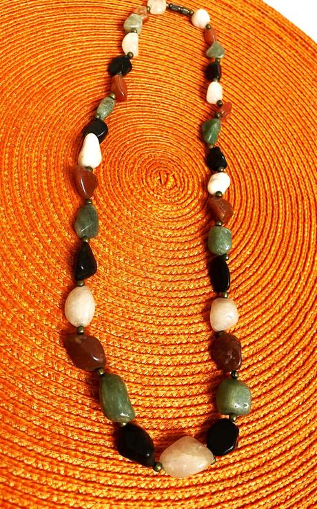 Náhrdelník z prírodných polodrahokamov, 