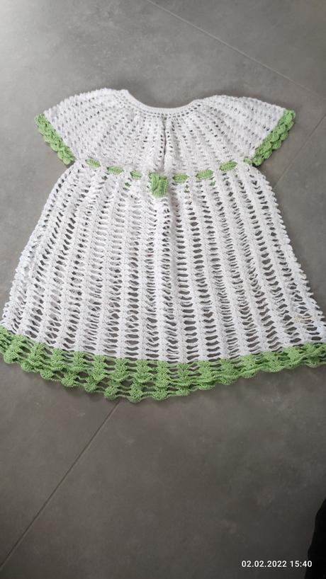 Háčkované šaty, 74