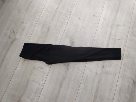 Čierne legíny, tezenis,s