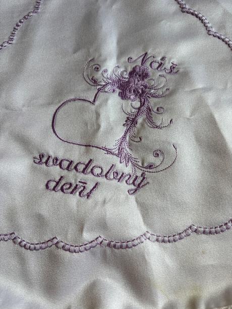 Svadobny podbradnik,