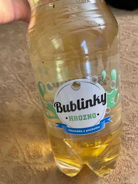 Hnedá vláknina v minerálke