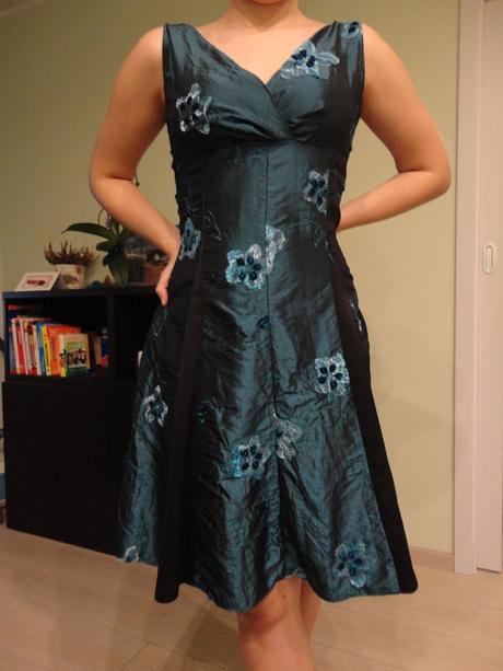 Spolocenske tmavomodre saty, 38