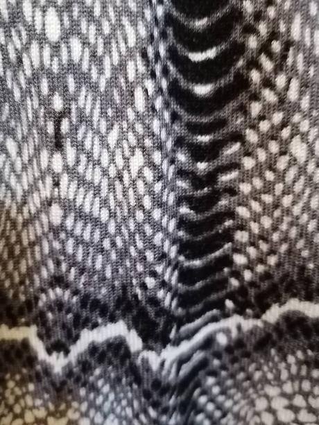 Predlžený svetrík s hadím vzorom, 