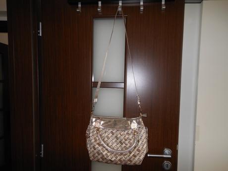 Látková kabelka ders so zlatými doplnkami, 