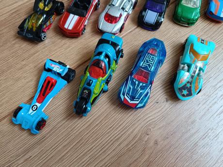 Male kovove auticka hotwheels,