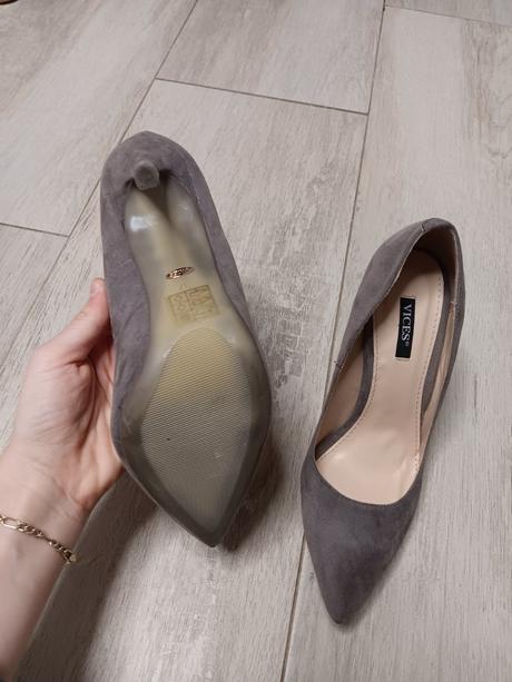 Topánky na opätku, 37