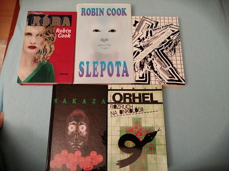 Balík kníh z lekárskeho prostredia,