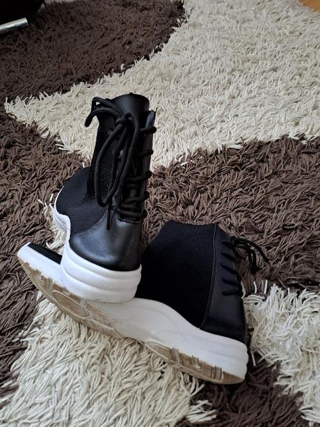 Vyššie tenisky, 40