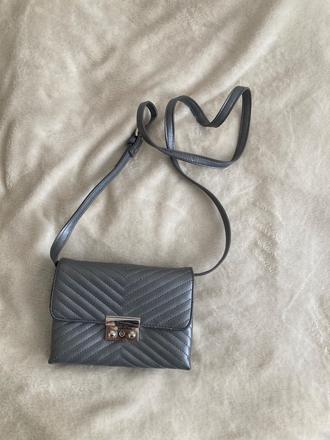 Malá šedá kabelka,