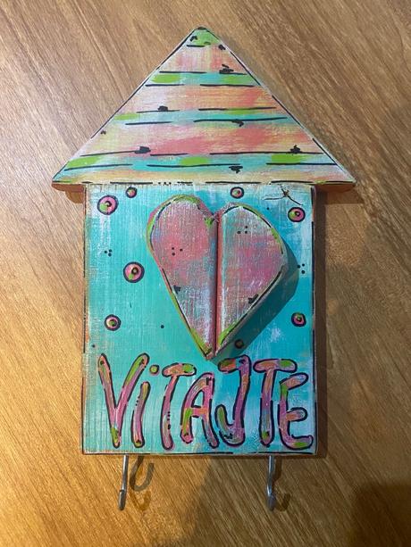 Ručne robený drevený držiak na kľúče, 