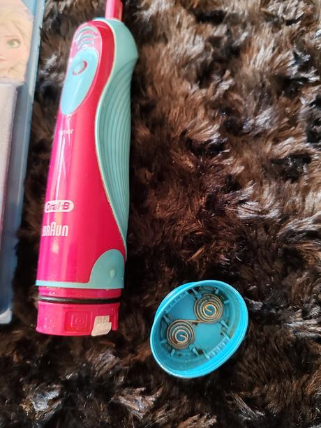 Elektricka kefka oral b a nove nastavce,