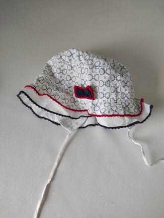 Klobúčik so zaviazaním, 74