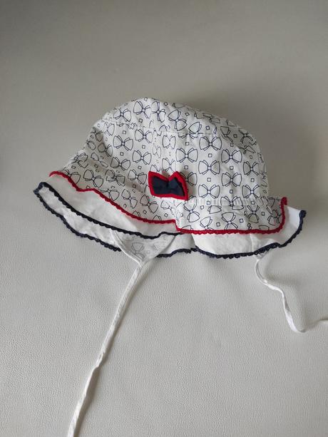 Klobúčik so zaviazaním, 74