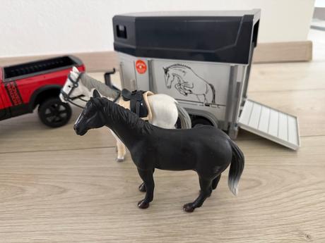 Bruder auto s prívesom na kone, 