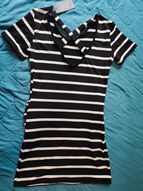 Mini šaty s krátkym rukávom, vzadu prekrizene, s