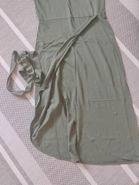 Šaty zelene s prekladanym razporkom, s