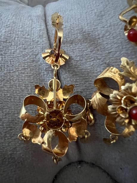 Starozitne nausnice 18k zlato a koral, 