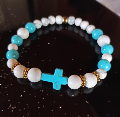 Rôzne náramky s krížikom, 