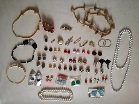 Bižutéria a retro kúsky, aj nové.,
