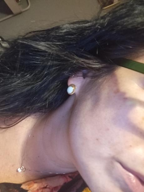 Zlaté náušnice s opalom,