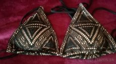 Trojuholníkové bikiny, s