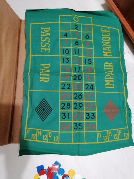 Súbor spoločenských hier, ruleta, šach, v kufríku, 