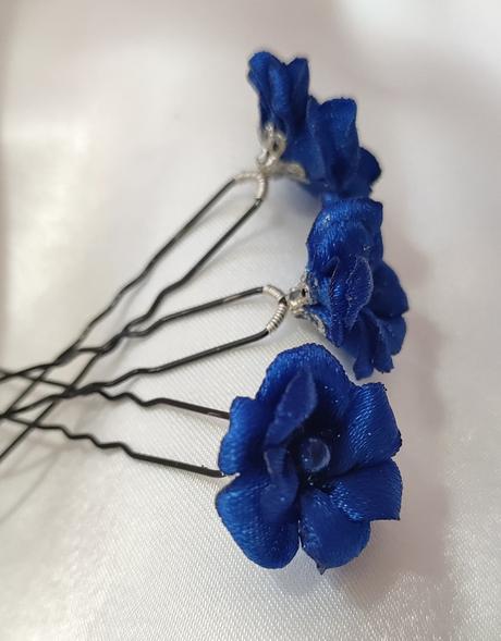 Saténová nezábudka na vlásenke,