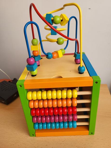 Drevená multifunkčná hračka,