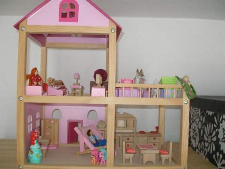 Drevený domček s nábytkom, 