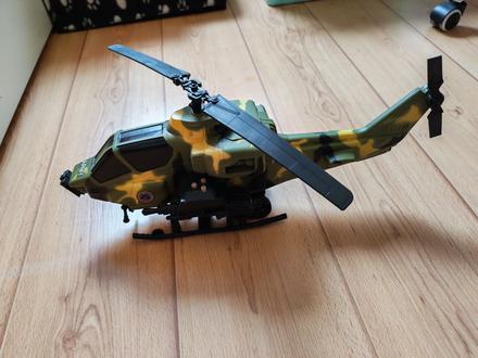 Vojenský vrtuľník vydávajúci zvuky, 