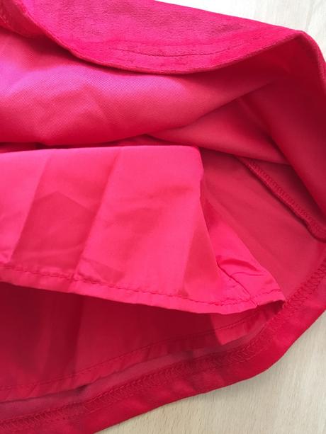 Cervene zamatove saty, 80