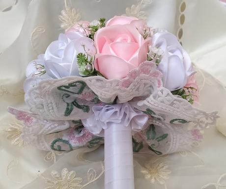 Kytica saténových ruží, 