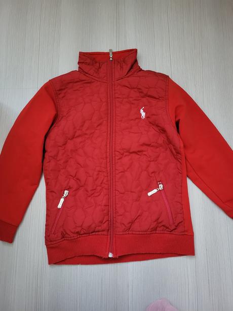 Červená mikina, 140