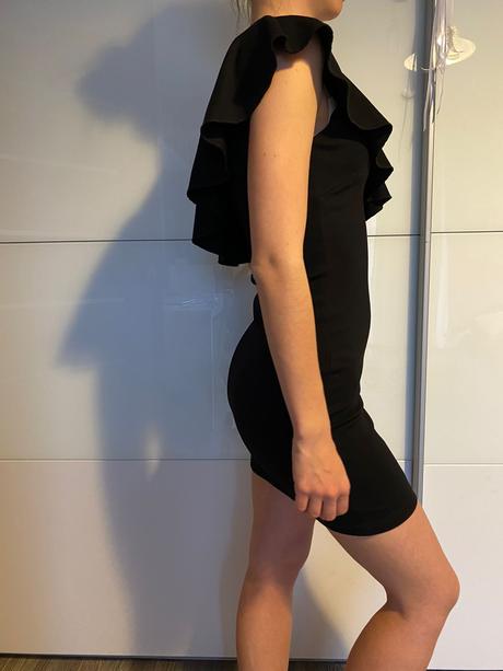 Čierne mini na jedno rameno, volánové, h&m,36