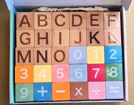 Drevené kocky joueco - abeceda + vrecko, 