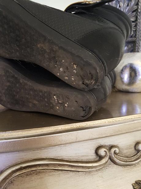 Kotnikove topanky so zlatymi ozdobami, 39