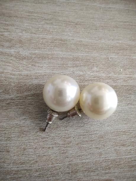 Perlové náušnice bielej farby, 