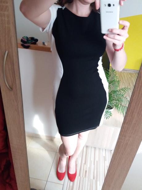 Čierno-biele šaty, 42