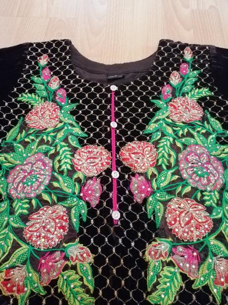 Nádherné vyšívané šaty, m