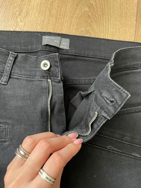 Čierne rifle s nápismi, zara,32