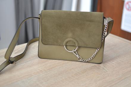 Khaki kabelka, house